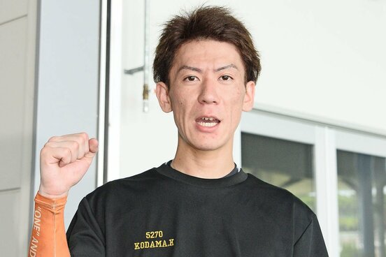 ガッツポーズを決める小玉啓太