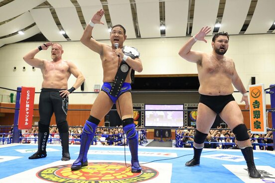 試合後「ゼアっ!」で締めるジョシュ・バーネット(左)、永田裕志(中)、ウルフアロン