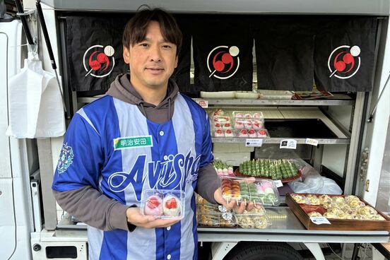 自慢の団子（左手）や大福をアピールする中村北斗さん