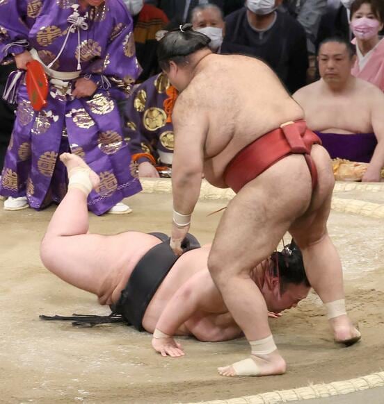 高安ははたきこんで貴景勝を土俵にはわせた