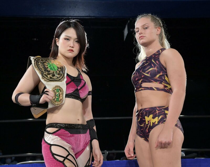 ＥＶＥ王座を保持する山下実優（左）とミリー・マッケンジー