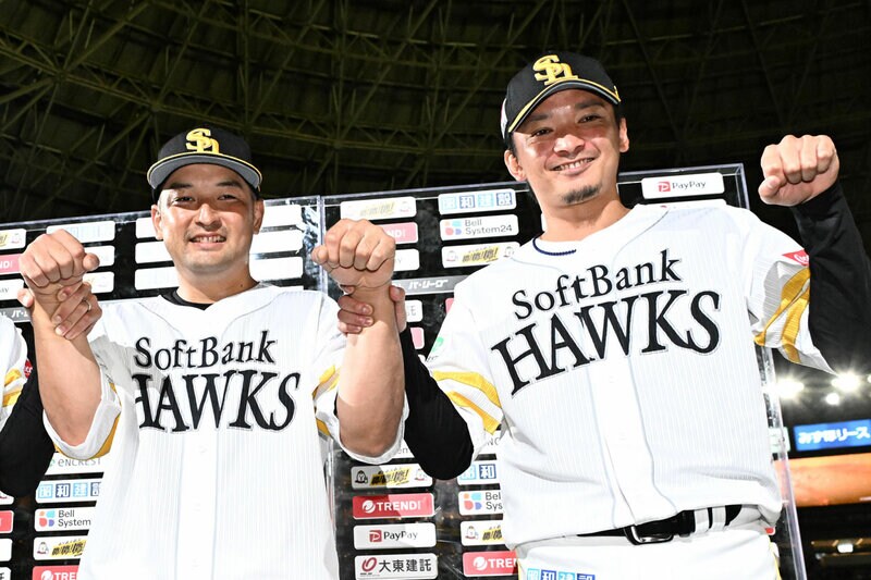 ソフトバンクの嶺井博希（左）と東浜巨