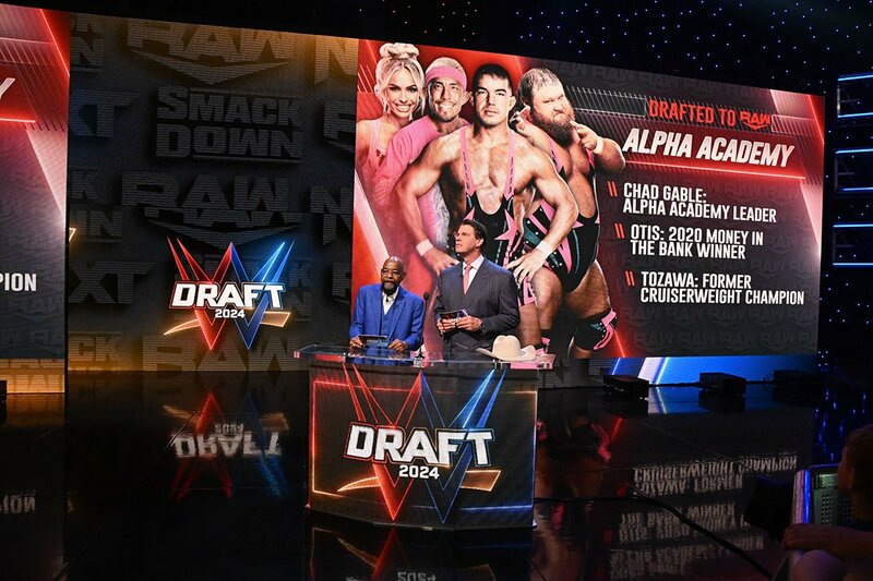 ＪＢＬ(右)がセオドア・ロングとともに戸澤陽らアルファ・アカデミーのロウ所属を発表した（©WWE）