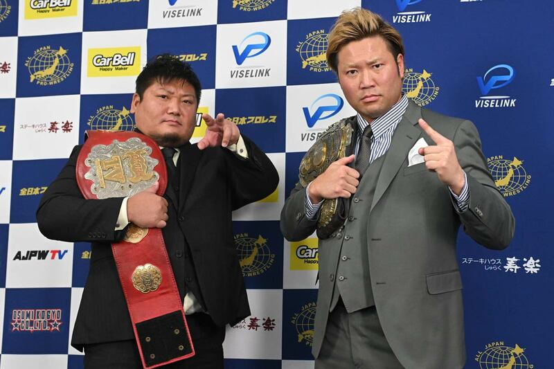 羆嵐（左）と宮原健斗