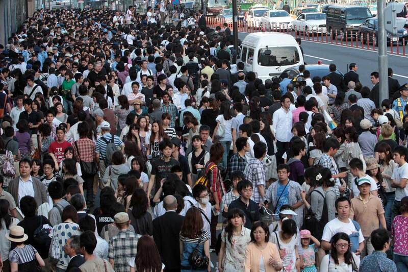 買い物客で賑わう新宿