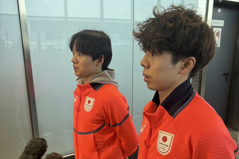 鍵山優真（左）と佐藤駿