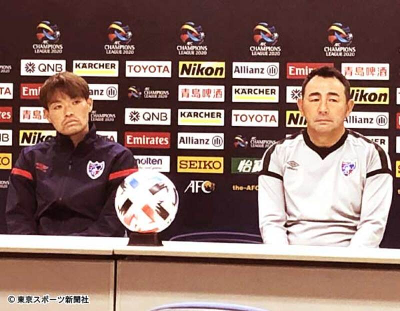  会見する長谷川監督（右）と東慶悟