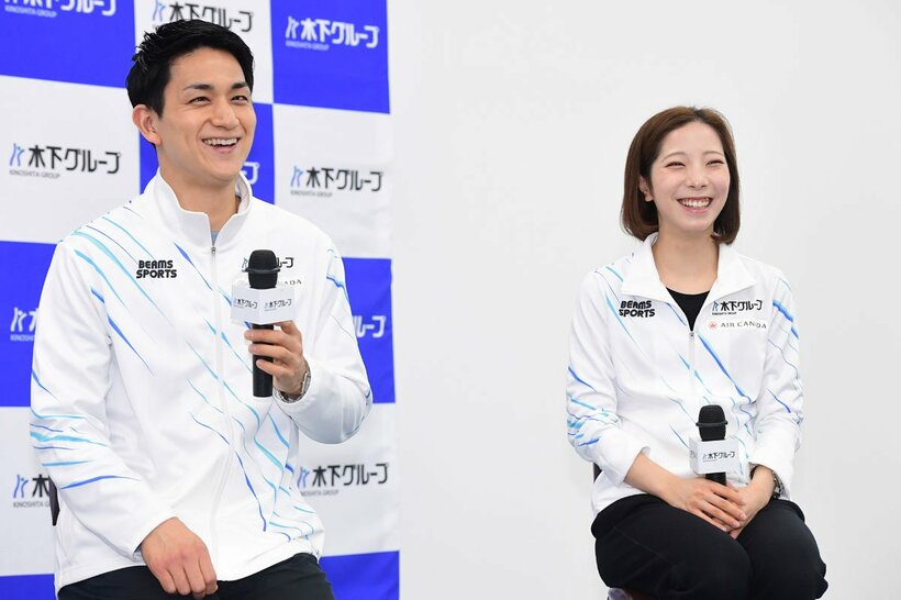 表敬訪問を終え会見に応じた三浦璃来（右）と木原龍一