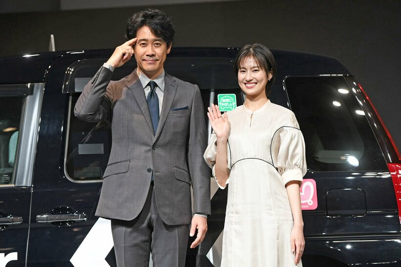 大泉洋（左）と恒松祐里