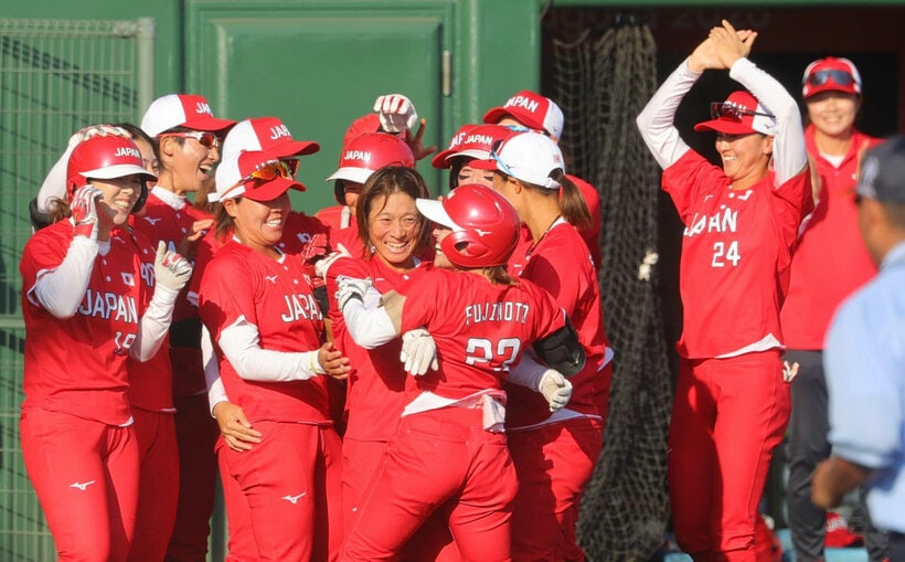 コールド勝ちで喜ぶ日本の選手たち