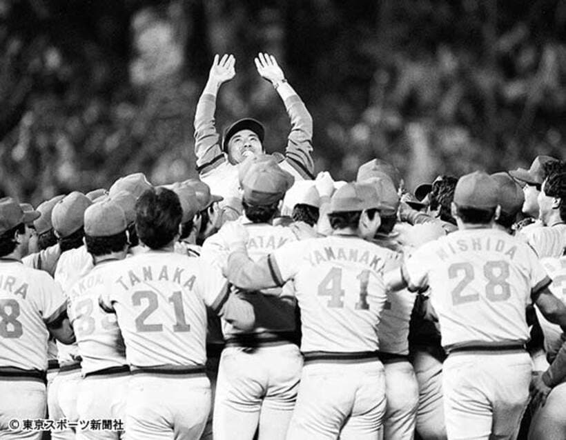  就任１年目でリーグ制覇し、胴上げされる阿南監督