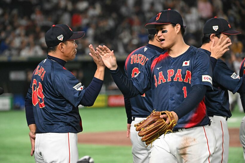 試合後に森下翔太（右）らナインとハイタッチする井端監督