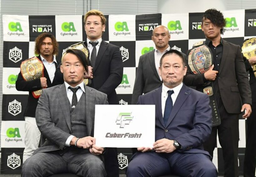  高木社長（前列右）と丸藤（同左）が新会社のロゴをＰＲ