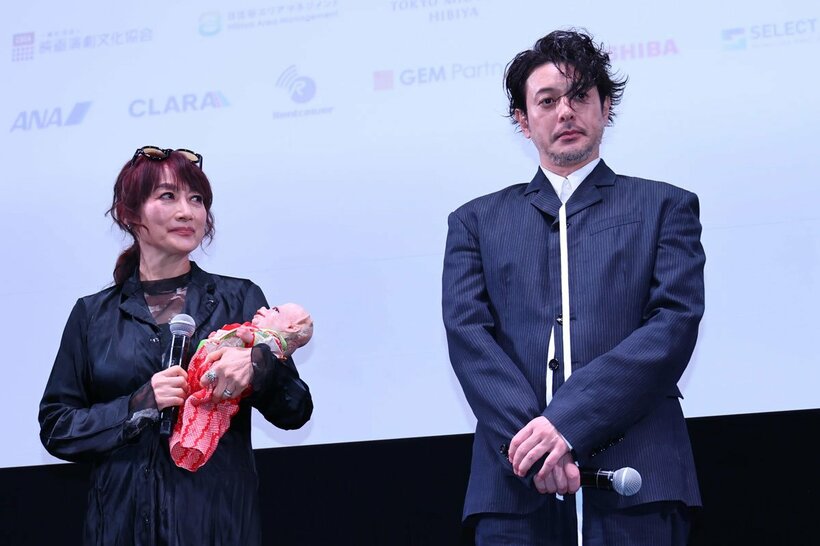 赤ん坊・ハルを抱えて登場した余貴美子（左）とオダギリジョー