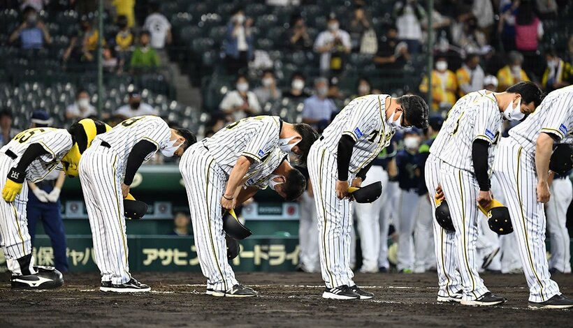  試合後、一列になってファンへあいさつする虎ナイン