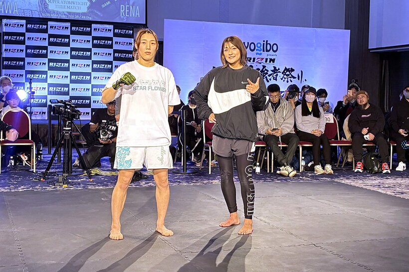 伊澤星花（左）とＲＥＮＡ