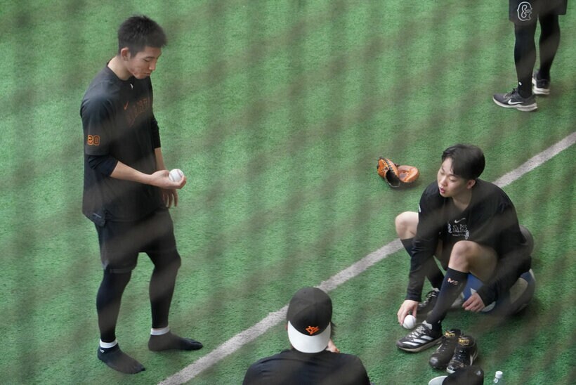 山崎伊織(右)と話す戸郷翔征