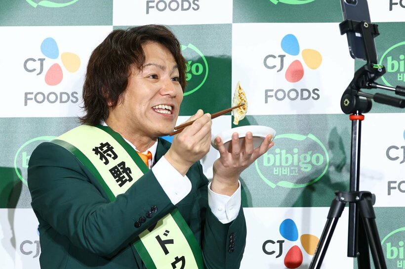 食レポを行う狩野英孝