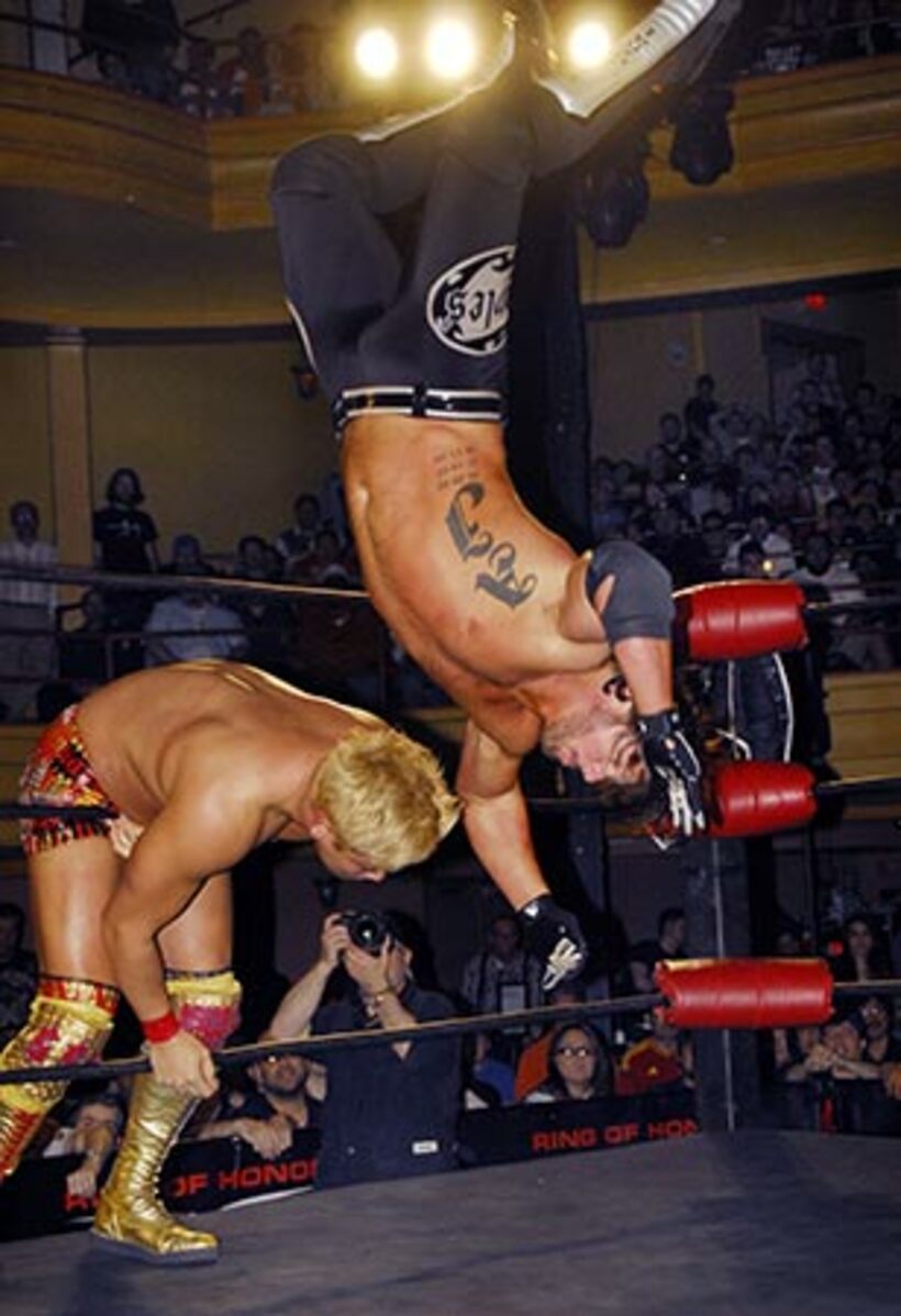 オカダ（左）の後頭部に月面水爆を見舞うＡＪ