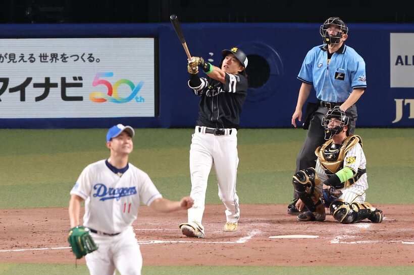 ３回、本塁打を放つ柳田