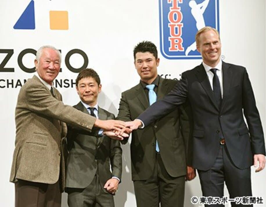  会見した（左から）JGTの青木功会長、前沢社長、松山、ハーディ副会長