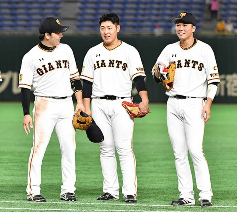  試合後に談笑する（左から）丸、岡本、坂本