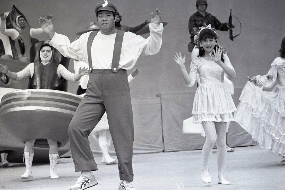 40年前…ジャンボ鶴田と共演する山瀬まみ(1986年)