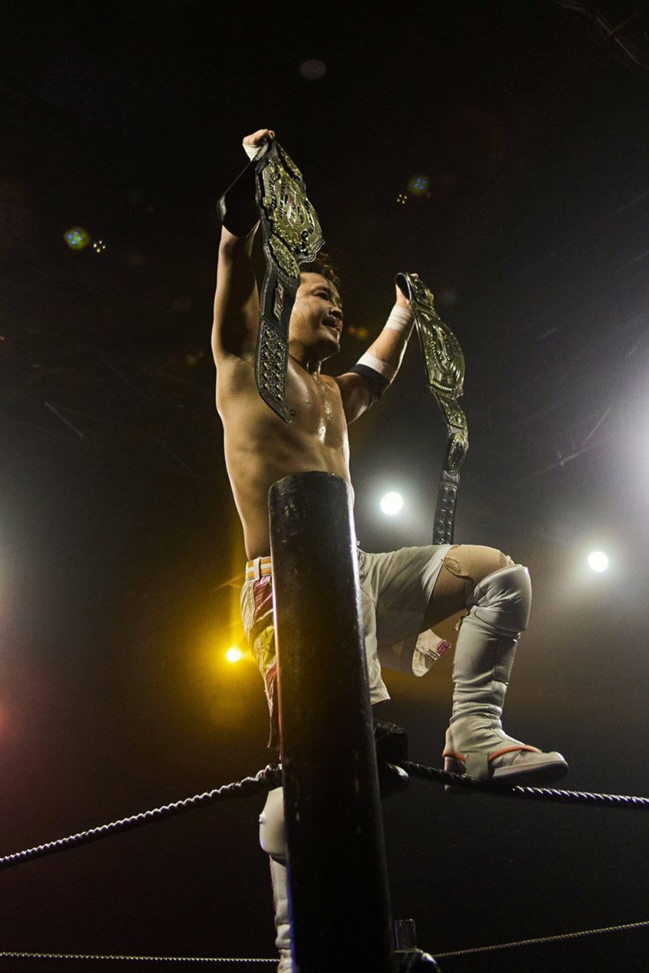 ベルトを掲げるKUSHIDA