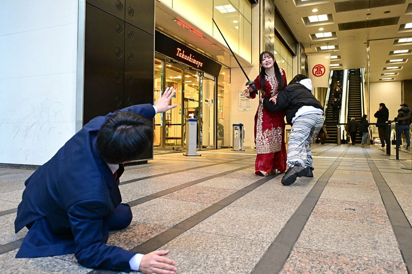 神嵜志音(奥右)に制止される上坂すみれ