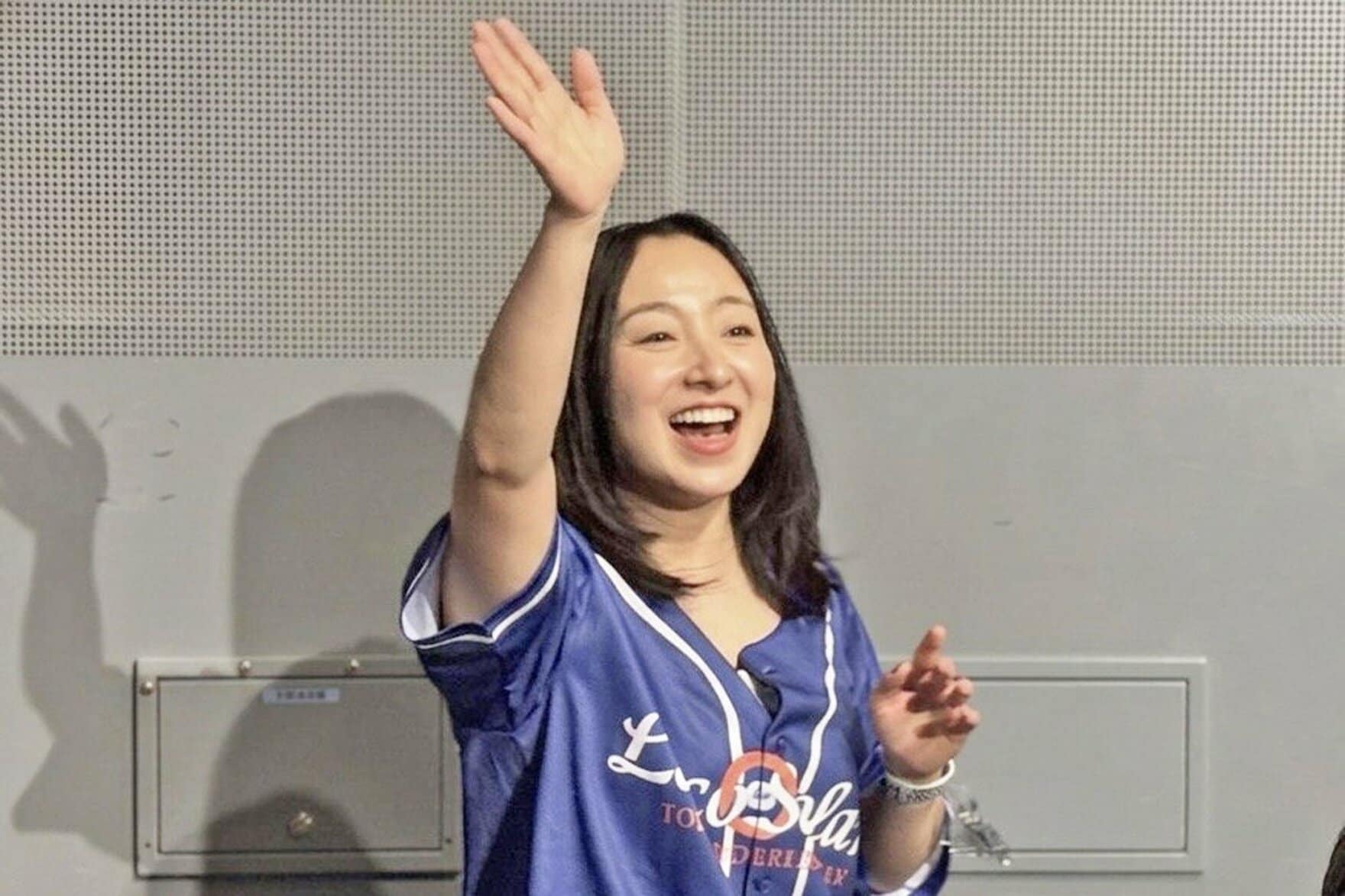 ロコ・ソラーレの感謝祭に登場し、ファンの声援に応える藤沢五月