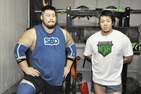 中嶋代表(左)の指導でストロングマントレーニングを行った稲村愛輝