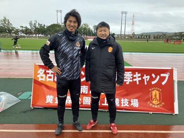 キャンプに参加した武田修宏氏(右)と中沢佑二氏