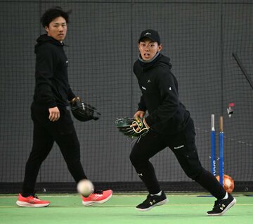 ノックをうける今宮健太（左は海野隆司）