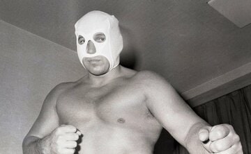  急造感満載の覆面だ（東スポWeb）