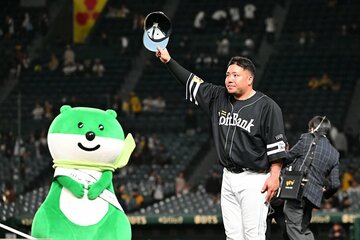 ヒーローインタビューを終えファンの声援に応えるソフトバンク・山川穂高