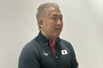 帰国早々、取材に応じ胸中を語った柔道男子代表・鈴木桂治監督