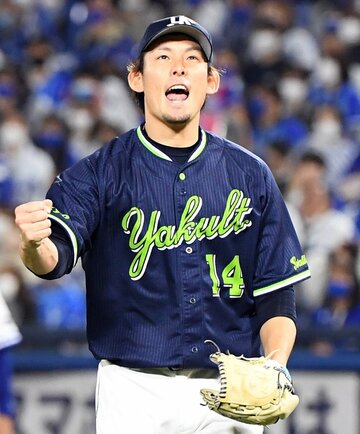  ４回を投げ終え、ガッツポーズのヤクルト・高梨（東スポWeb）