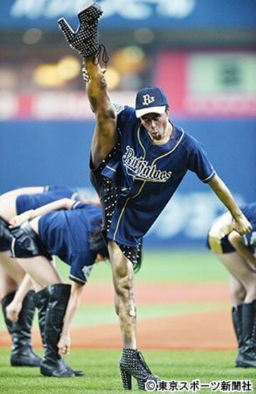オリックス―日本ハム戦の試合前セレモニーで、ダンスを披露したジョンテ・モーニング