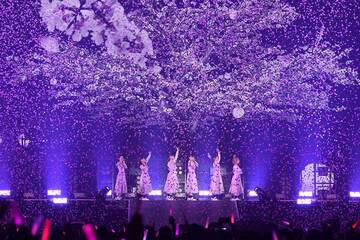 BiSH解散ライブでステージに舞う桜吹雪