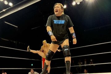 新木場大会で小河彪（奥）とタッグを組んだ諏訪魔