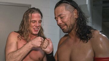  中邑真輔（右）とリドルの新コンビが拳を合わせた（ⓒ2022-WWE,-Inc.-All-Rights-Reserved.）