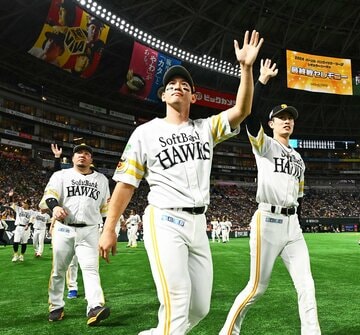 最終戦セレモニーで場内一周する栗原(中)