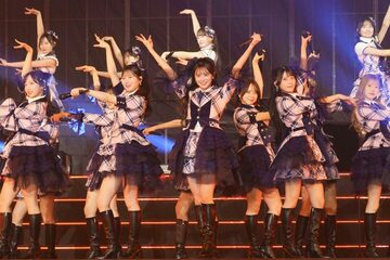 熱いステージを披露©AKB48