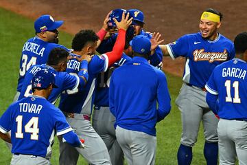 もみくちゃにされるアブレイユ