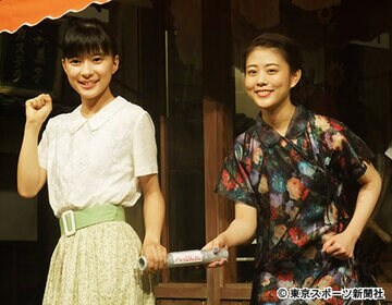 バトンタッチセレモニーに出席した芳根（左）と高畑
