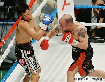 長谷川は王者マルチネス（右）に殴り合いを挑み、壮絶に散った