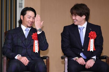 伊藤大海(左)と伏見寅威