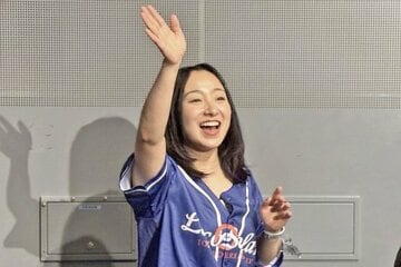 ロコ・ソラーレの感謝祭に登場し、ファンの声援に応える藤沢五月