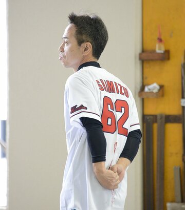 プロ野球・広島の清水叶人捕手のユニホームを着る清水攻二