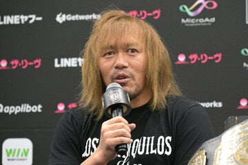 調印式を行った内藤哲也